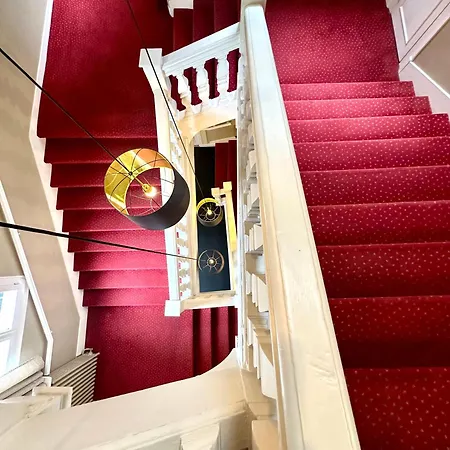 Maison Lia, Ex Pasteur شالو أو شُمْبانيِ